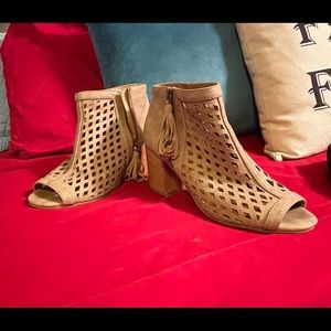 I love these shoes I just don’t hardly wear them-do wanting to re-home them!!